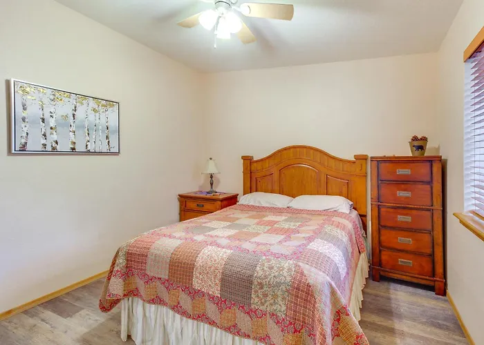 4 Mi To Lake: Pet-friendly In Holiday home